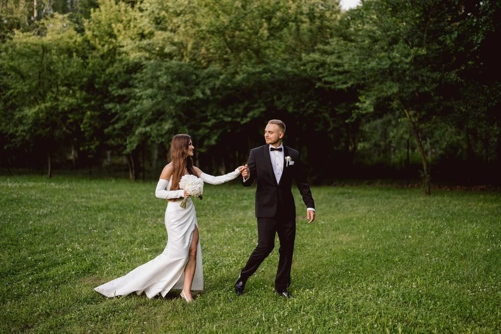 Para młoda zdjęcie w zieleni