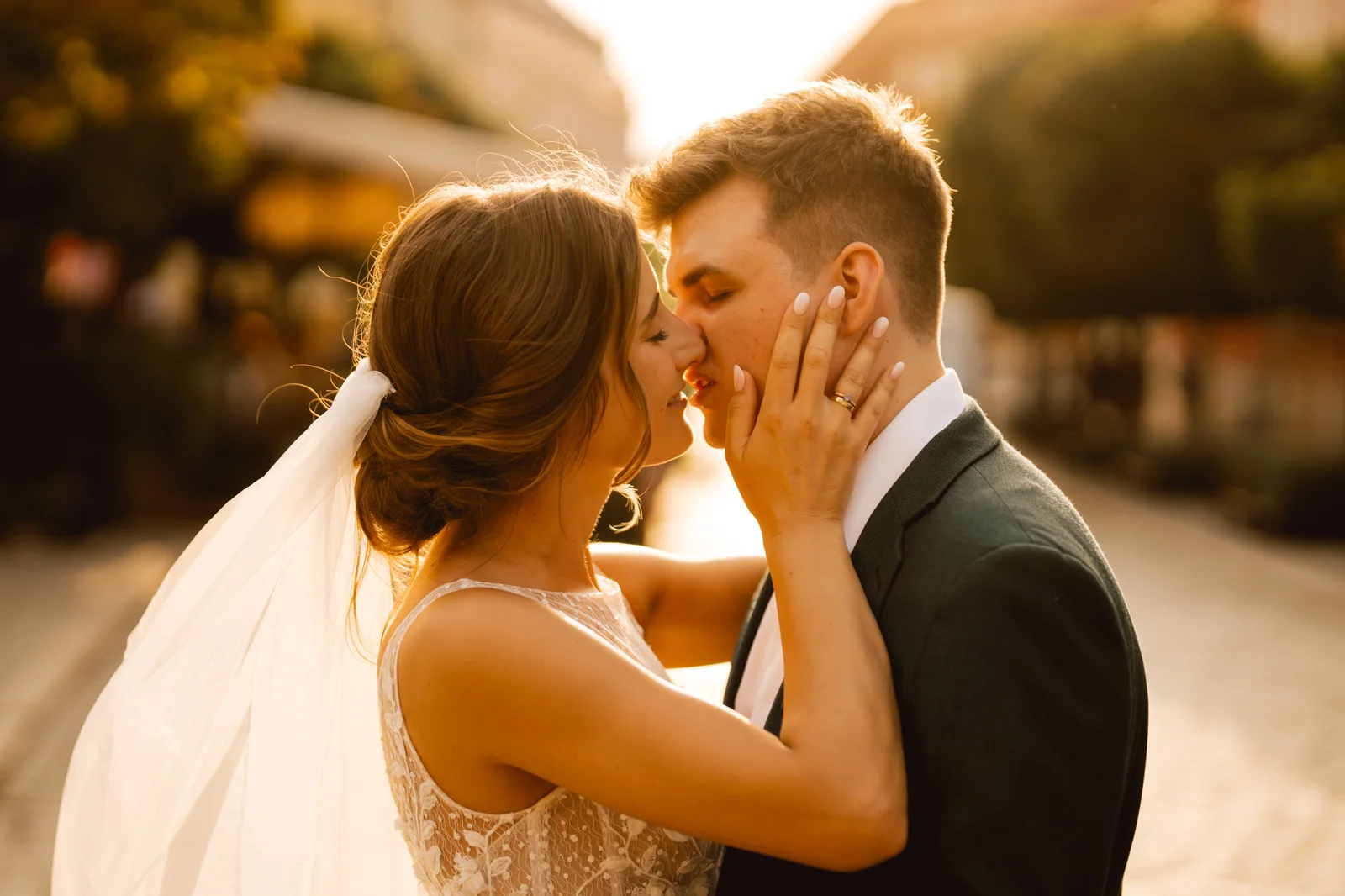 Pocałunek pary młodej w ciepłych barwach