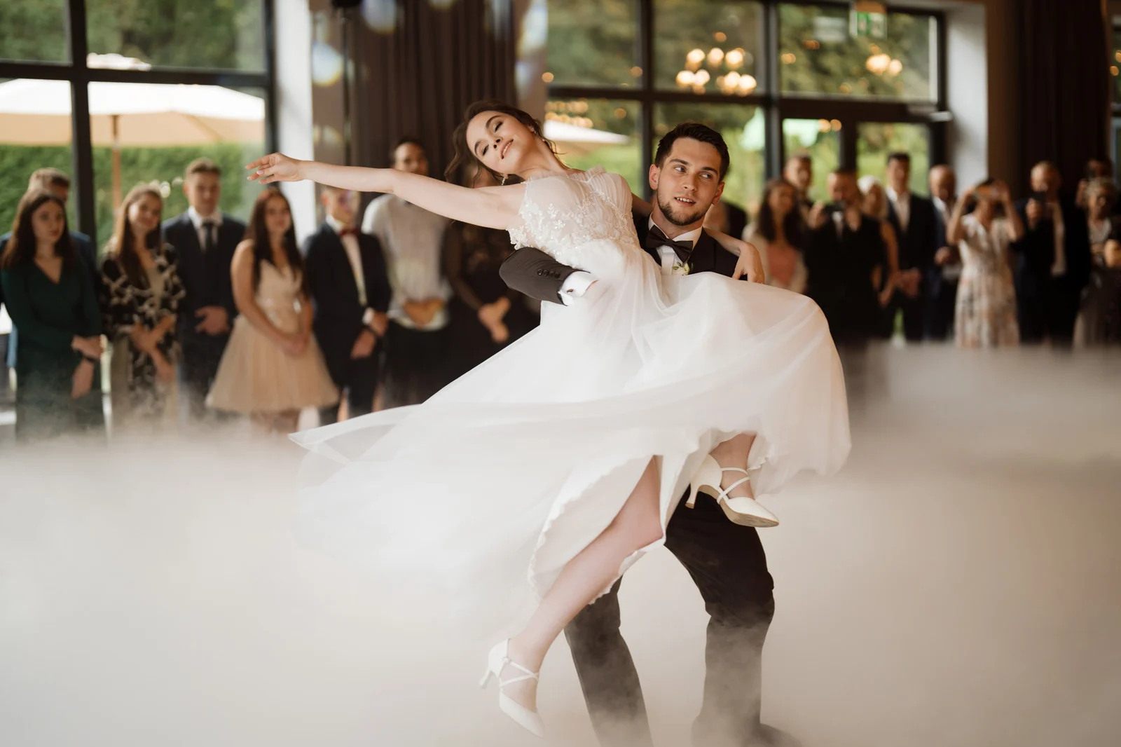 Uniesienie panny młodej podczas pierwszego tańca