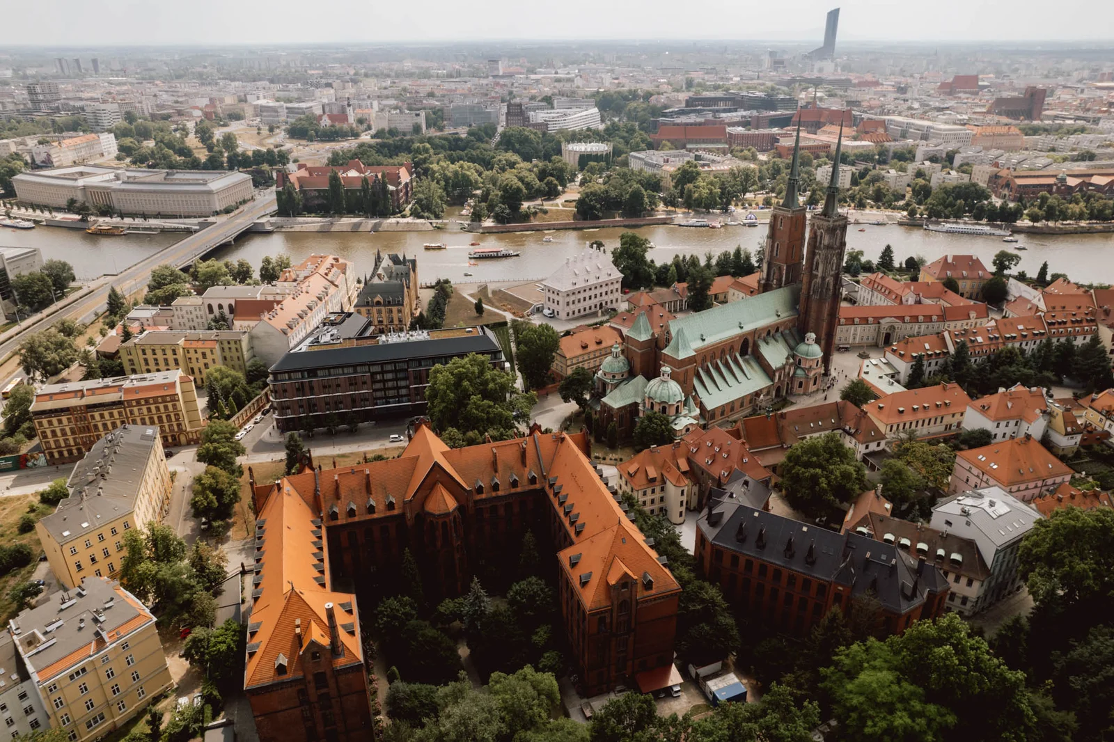 Widok na kościół z drona