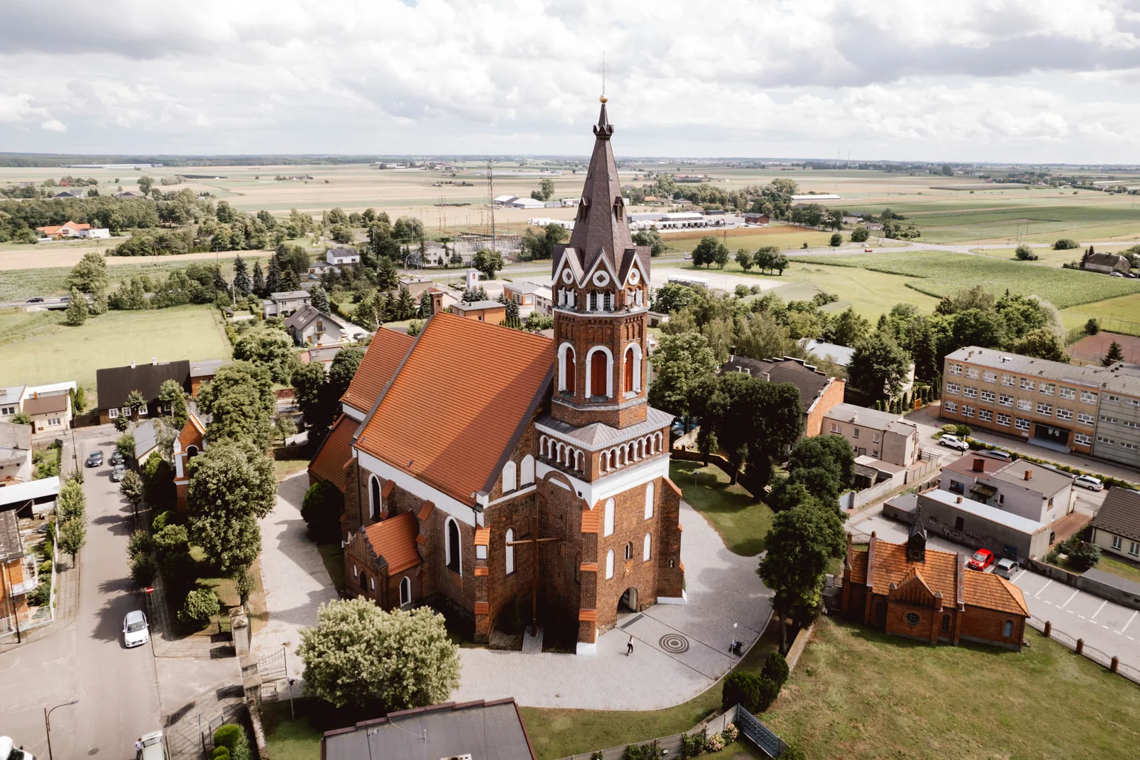 Widok na kościół z drona
