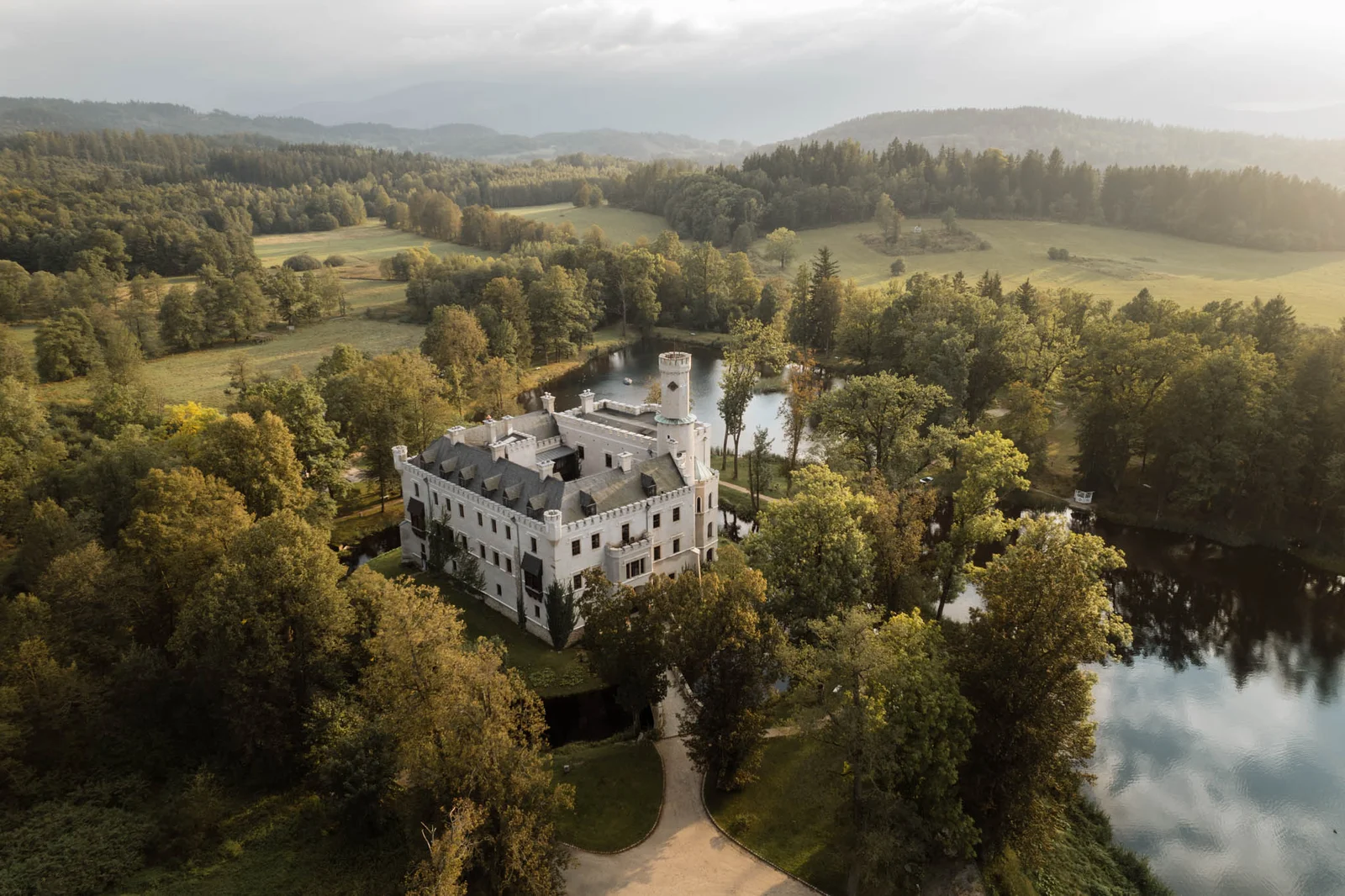 Widok na pałac z drona